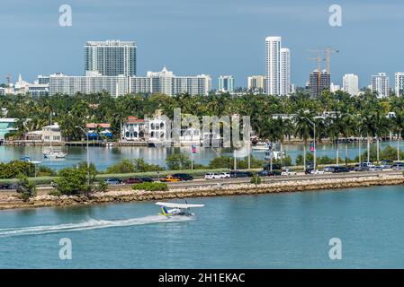 Miami, FL, Vereinigte Staaten - 20 April, 2019: Blick auf den MacArthur Causeway und venezianischen Inseln an der Biscayne Bay in Miami, Florida, United States von Americ Stockfoto