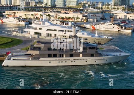 Miami, FL, Vereinigte Staaten - 20 April, 2019: Luxus Yachten im Hafen von Miami, Florida, Vereinigte Staaten von Amerika. Stockfoto