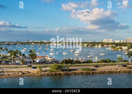 Miami, FL, Vereinigte Staaten - 20 April, 2019: Blick auf den MacArthur Causeway und venezianischen Inseln an der Biscayne Bay in Miami, Florida, United States von Americ Stockfoto