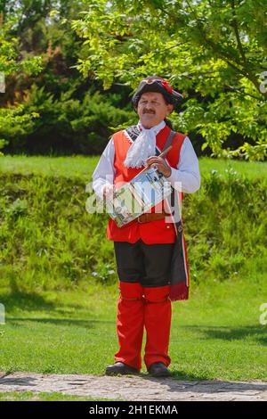 Alba Iulia, Rumänien - 04. Mai 2019: Soldatendrummer des 18. Jahrhunderts während des Festivals Roman Apulum 'Revolta'. Stockfoto