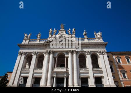 Reich verzierte Fassade des Archbasilica der Lateranbasilika in Rom Stockfoto