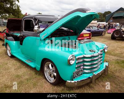Restomod aus einem Chevrolet 3100 Pickup Truck aus dem Jahr 1953, der auf der London Classics Car Show 2021 ausgestellt wurde Stockfoto