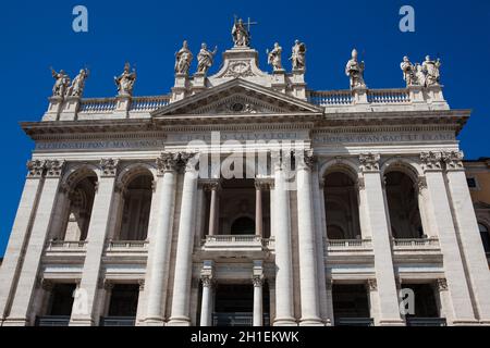 Reich verzierte Fassade des Archbasilica der Lateranbasilika in Rom Stockfoto