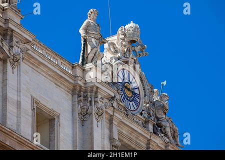 Detail von eine der Uhren, die Krone der St. Peter Basilika auf der Vatikanstadt Stockfoto