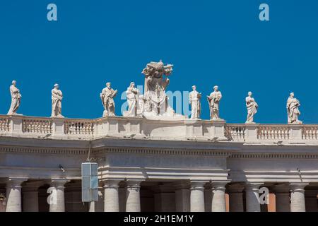 Detail der Chigi Wappen und die Statuen der Heiligen, die Krone der Kolonnaden von St. Peter Platz 1667 auf den Vatikan Stadt gebaut Stockfoto