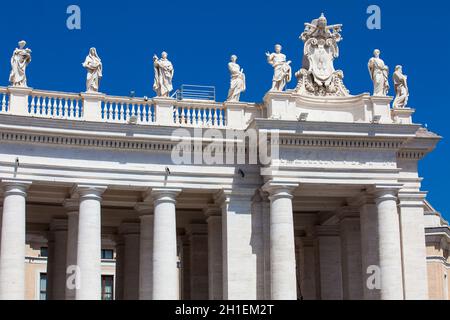 Detail der Chigi Wappen und die Statuen der Heiligen, die Krone der Kolonnaden von St. Peter Platz 1667 auf den Vatikan Stadt gebaut Stockfoto