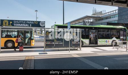 Lissabon, Portugal - 11. Mai 2018: Shuttle vor Terminal 2 des internationalen Flughafens Lissabon geparkt und wartet an einem Frühlingstag auf Passagiere Stockfoto