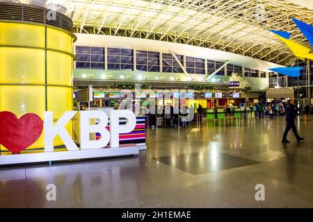 Boryspil, Ukraine - 28. November 2019: Abflughalle im internationalen Flughafen Boryspil oder KBP. Ankunft-Abflüge Zeitplan Tafeln und Flughafen bauen Stockfoto