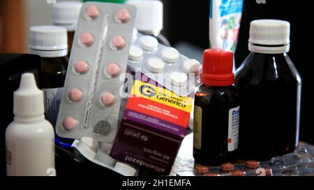 salvador, bahia / brasilien - 15. Mai 2020: Generika-Verpackungen zum Verkauf in Apotheken in Brasilien. *** Ortsüberschrift *** . Stockfoto