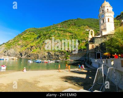 Meer- und Sandstrand in der Stadt Vernazza, Nationalpark Cinque Terre Stockfoto