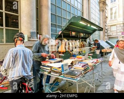 Genua, Ligurien, Italien - 11. September 2019: Der alte Mann verkauft am 11. September 2019 Bücher im Freien in Genua, Ligurien, Italien Stockfoto