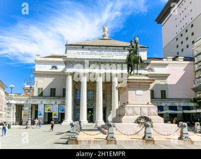 Genua, Ligurien, Italien - September 11, 2019: Statue von Giuseppe Garibaldi - italienischer General und Politiker auf das Podest vor der Oper Teatro C Stockfoto