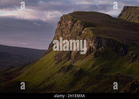 Quiraing - Isle of Skye, Schottland. Sonnenaufgang über dem Erdrutsch, Herbst 2021, Großbritannien. Stockfoto