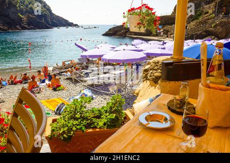 Abtei San Fruttuoso, Italien - 17. September 2019: Der Strand in der Nähe der Abtei San Fruttuoso in Camogli, Ligurien, Italien Stockfoto