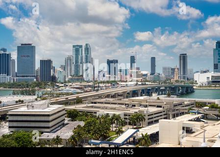 Miami, FL, Vereinigte Staaten - 27. April 2019: Downtown of Miami Skyline von Dodge Island mit Kreuzfahrtterminal an der Biscayne Bay in Miami, Florida, Stockfoto