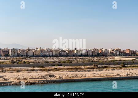 Suez, Ägypten - November 5, 2017: Wohngebäude am Ufer des Suezkanals in Ägypten, Afrika. Stockfoto