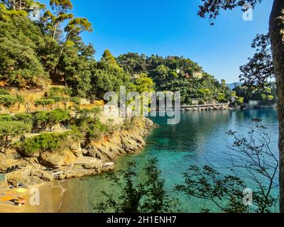 Der Sandstrand paraggi in der Nähe von portofino in genua auf einem blauen Meeresgrund Stockfoto