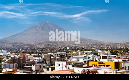 Misty Volcano von Yanahuara in Arequipa, Peru Stockfoto