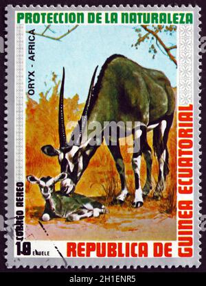 ÄQUATORIALGUINEA - UM 1974: Eine in Äquatorialguinea gedruckte Marke zeigt Gemsbok, Oryx Gazella, Animal, um 1974 Stockfoto