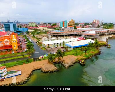 Colon, Panama - 8. Dezember 2019: Colon ist ein Seehafen an der Karibikküste von Panama. Die Stadt liegt in der Nähe des Karibischen Meeres Eingang zum Panam Stockfoto