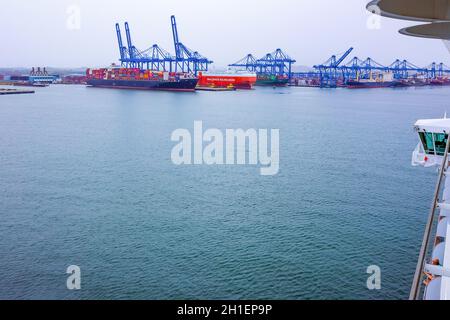 Colon, Panama - 8. Dezember 2019: Colon ist ein Seehafen an der Karibikküste von Panama. Die Stadt liegt in der Nähe des Karibischen Meeres Eingang zum Panam Stockfoto