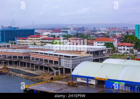 Colon, Panama - 8. Dezember 2019: Colon ist ein Seehafen an der Karibikküste von Panama. Die Stadt liegt in der Nähe des Karibischen Meeres Eingang zum Panam Stockfoto