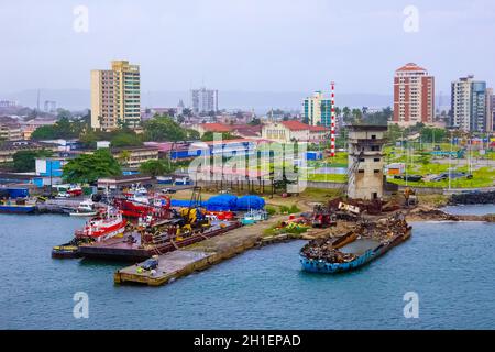 Colon, Panama - 8. Dezember 2019: Colon ist ein Seehafen an der Karibikküste von Panama. Die Stadt liegt in der Nähe des Karibischen Meeres Eingang zum Panam Stockfoto