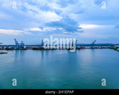 Colon, Panama - 8. Dezember 2019: Immergrüner Containerschiff mit voller Ladung im Hafen von Colon, Panama Stockfoto