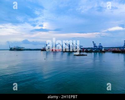 Colon, Panama - 8. Dezember 2019: Immergrüner Containerschiff mit voller Ladung im Hafen von Colon, Panama Stockfoto