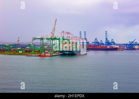 Colon, Panama - 8. Dezember 2019: Immergrüner Containerschiff mit voller Ladung im Hafen von Colon, Panama Stockfoto