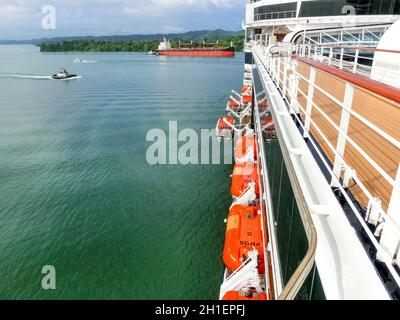 Panama-Kanal, Panama - 7. Dezember 2019: Gatun See des Panamakanals und blauer Himmel Stockfoto
