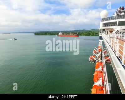Panama-Kanal, Panama - 7. Dezember 2019: Gatun See des Panamakanals und blauer Himmel Stockfoto