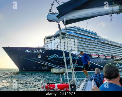 Oranjestad, Aruba - 4. Dezember 2019: Das Kreuzfahrtschiff Mein Schiff 2 dockte auf der Insel Aruba. Mein Schiff 2 ist ein Kreuzfahrtschiff im Besitz von TUI Cruises. Stockfoto