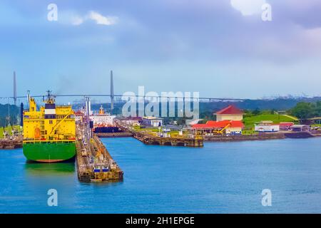 Panamakanal, Panama - 7. Dezember 2019: Das Frachtschiff, das in die Schleusen von Miraflores im Panamakanal in Panama eindringt Stockfoto