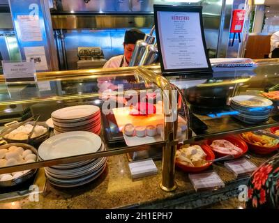 Gatun Lake, Panama - 5. Dezember 2019: Dining Room Buffet an Bord des Holland America Kreuzfahrtschiffs Eurodam Stockfoto