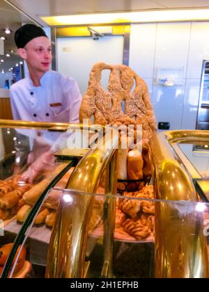 Gatun Lake, Panama - 5. Dezember 2019: Dining Room Buffet an Bord des Holland America Kreuzfahrtschiffs Eurodam Stockfoto