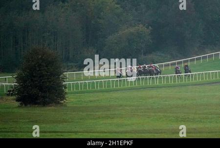 Läufer und Reiter während der Steve Lumb Quest for the Chepest Pint Handicap auf der Pontefract Racecourse, West Yorkshire. Bilddatum: Montag, 18. Oktober 2021. Stockfoto