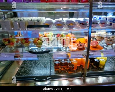 Gatun Lake, Panama - 5. Dezember 2019: Dining Room Buffet an Bord des Holland America Kreuzfahrtschiffs Eurodam Stockfoto