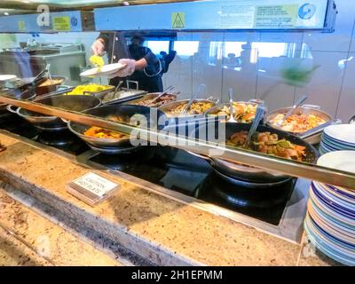 Gatun Lake, Panama - 5. Dezember 2019: Dining Room Buffet an Bord des Holland America Kreuzfahrtschiffs Eurodam Stockfoto