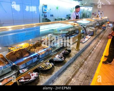 Gatun Lake, Panama - 5. Dezember 2019: Dining Room Buffet an Bord des Holland America Kreuzfahrtschiffs Eurodam Stockfoto