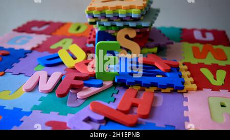 salvador, bahia / brasilien - 05/16/2020: Gummierter EVA-Kinderteppich mit Buchstaben des Alphabets. *** Ortsüberschrift *** Stockfoto