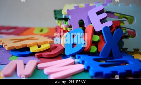 salvador, bahia / brasilien - 05/16/2020: Gummierter EVA-Kinderteppich mit Buchstaben des Alphabets. *** Ortsüberschrift *** Stockfoto