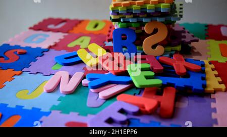 salvador, bahia / brasilien - 05/16/2020: Gummierter EVA-Kinderteppich mit Buchstaben des Alphabets. *** Ortsüberschrift *** Stockfoto