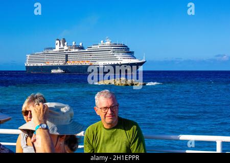 Half Moon Cay, Bahamas - Dezember 2, 2019: Holland America Kreuzfahrtschiff Eurodam angedockt am Meer in der Nähe von Bagamas Stockfoto