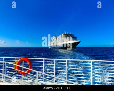 Half Moon Cay, Bahamas - Dezember 2, 2019: Holland America Kreuzfahrtschiff Eurodam angedockt am Meer in der Nähe von Bagamas Stockfoto