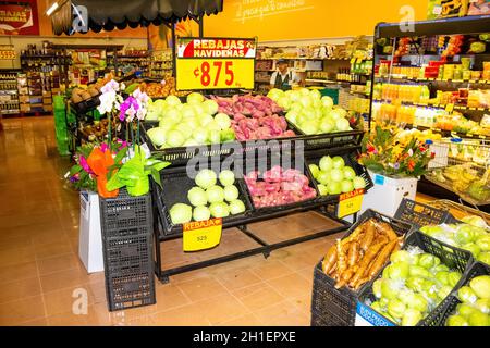 Puerto Limon, Costa Rica - 8. Dezember 2019: Die am 8. Dezember 2019 in Puerto Limon, Costa Rica auf dem Markt erhältlichen Früchte Stockfoto
