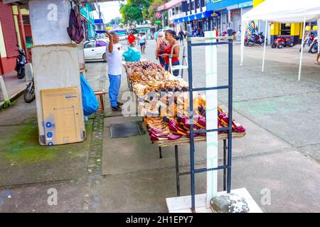 Puerto Limon, Costa Rica - 8. Dezember 2019: Ethnische Lederschuhe auf dem Straßenmarkt in Puerto Limon in Costa Rica Stockfoto