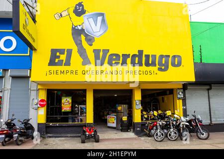 Puerto Limon, Costa Rica - 8. Dezember 2019: Die Front einer Motorradwerkstatt in Puerto Limon, Costa Rica am 8. Dezember 2019 Stockfoto