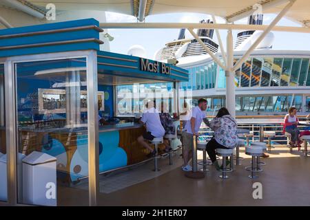 Cape Canaveral, USA - 29. APRIL 2018: Der Kellner mit alkoholischen und nicht-alkoholischen Getränke an Luxus Kreuzfahrtschiff Oasis of the Seas von Royal Caribbean. Stockfoto