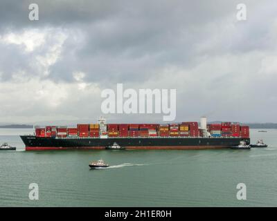 Panama-Kanal, Panama - 7. Dezember 2019: Das Containerschiff am Panama-Kanal. Stockfoto